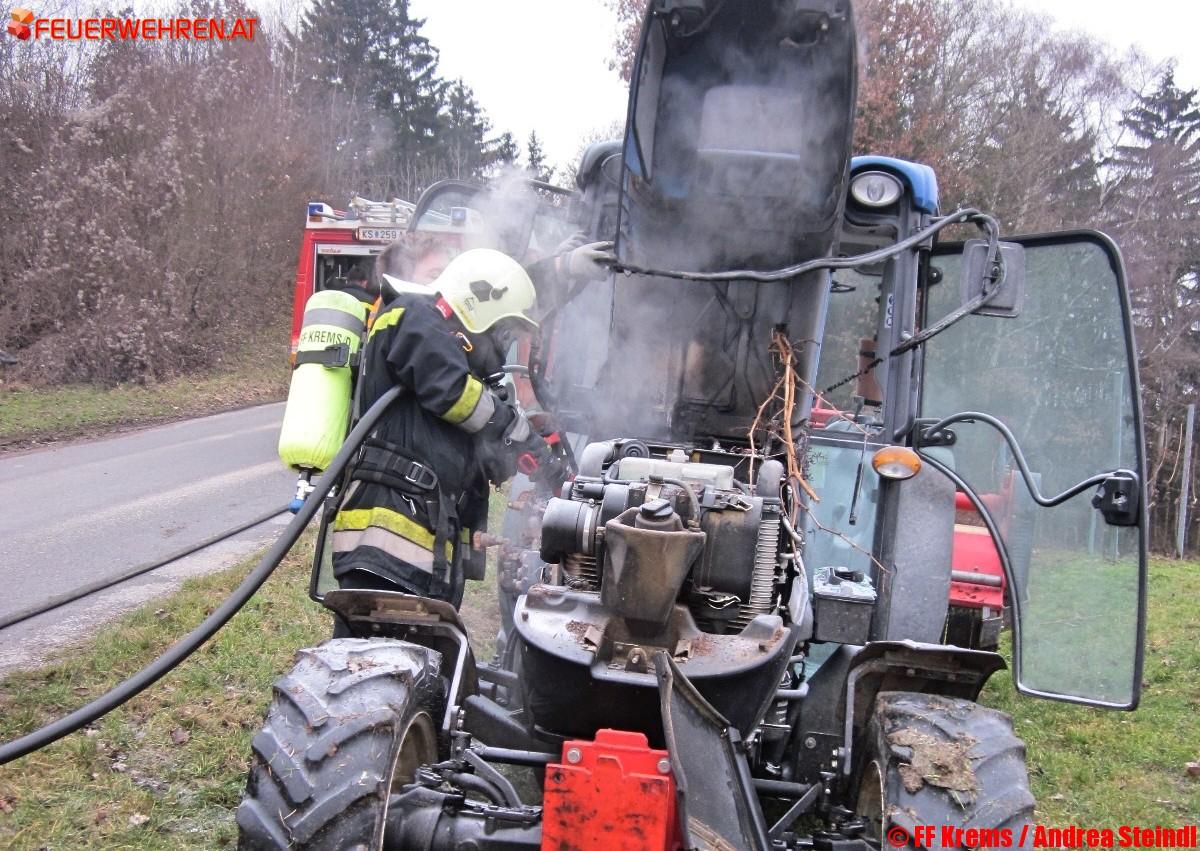 FF Krems: Brand eines Traktors rasch gelöscht