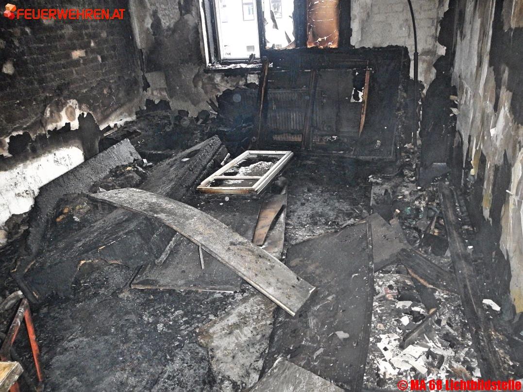 BF Wien: Drei zum Teil schwerverletzte Personen nach Zimmerbrand in Ottakring