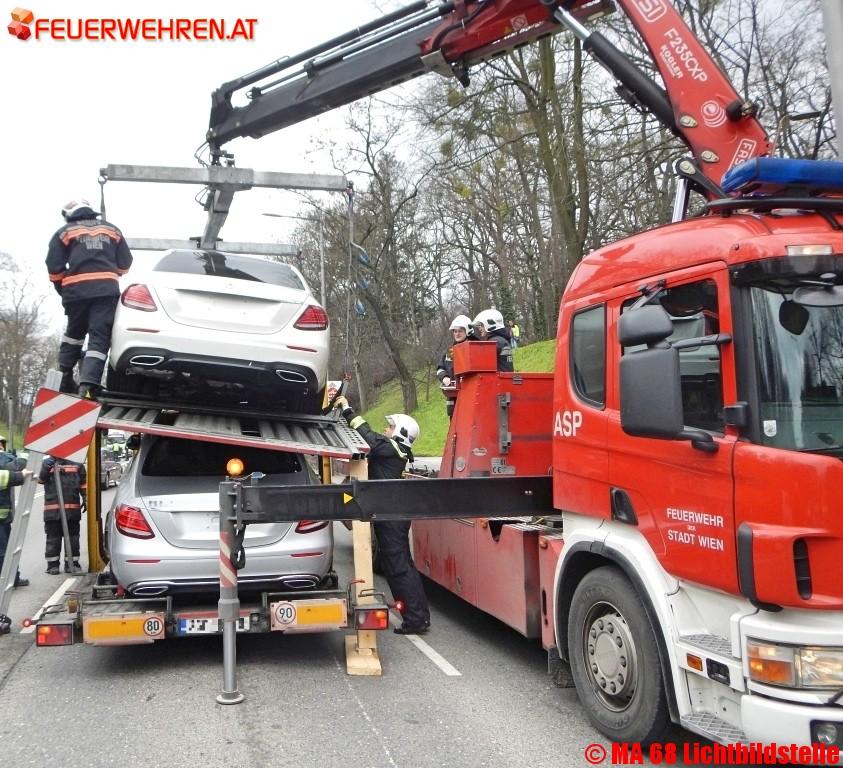 BF Wien: Unfall mit Autotransporter auf der Grünbergstraße