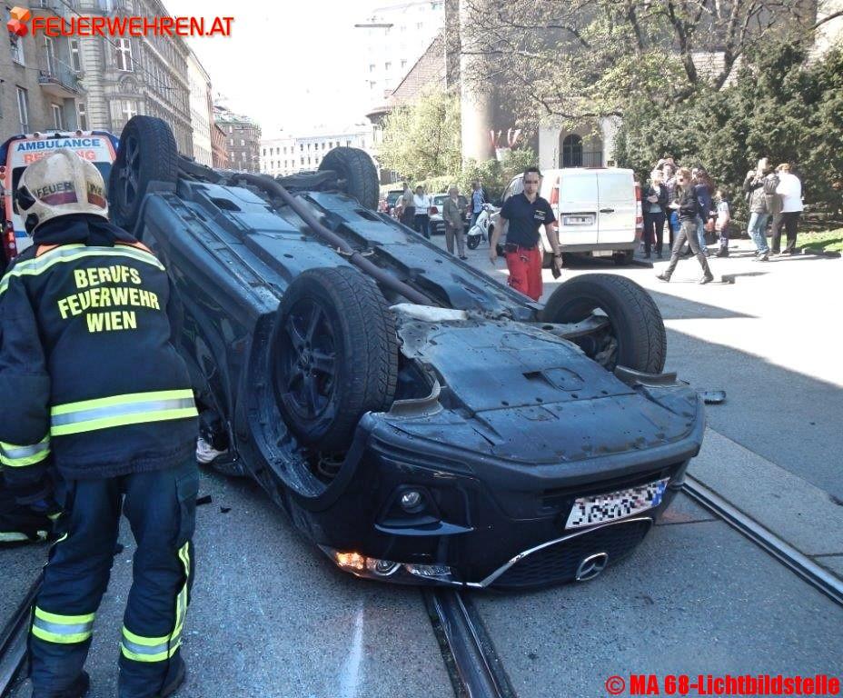 BF Wien: Verkehrsunfall – Fahrzeug kam nach Unfall am Fahrzeugdach zu liegen