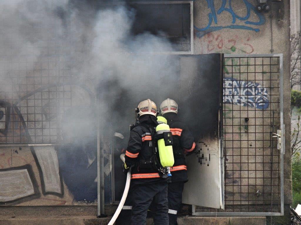 BF Wien: Brand eines leerstehenden Betriebsgebäudes