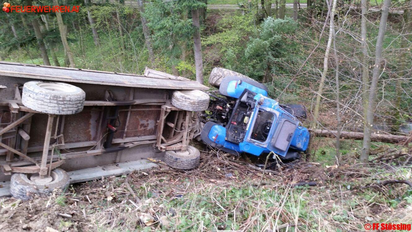 FF Stössing: Fahrzeugbergung nach Traktorabsturz
