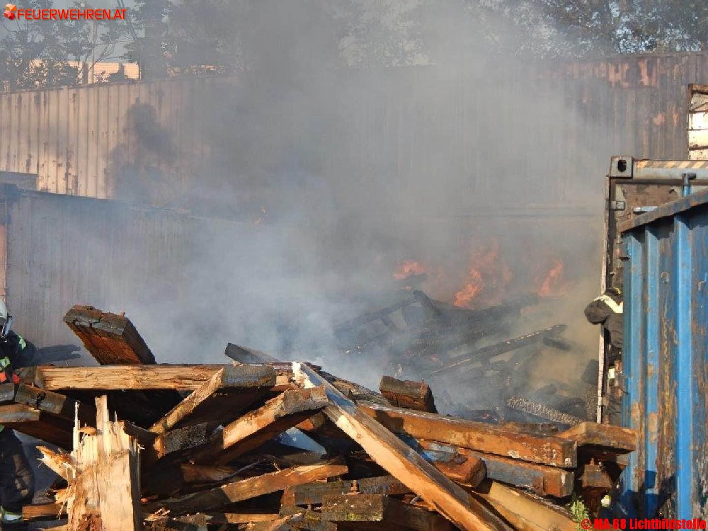 BF Wien: Brand am Schrottplatz