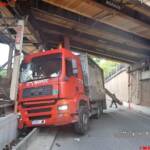 BF Wien: Lkw rammt Fußgängerbrücke mit nicht eingefahrenem Ladekran