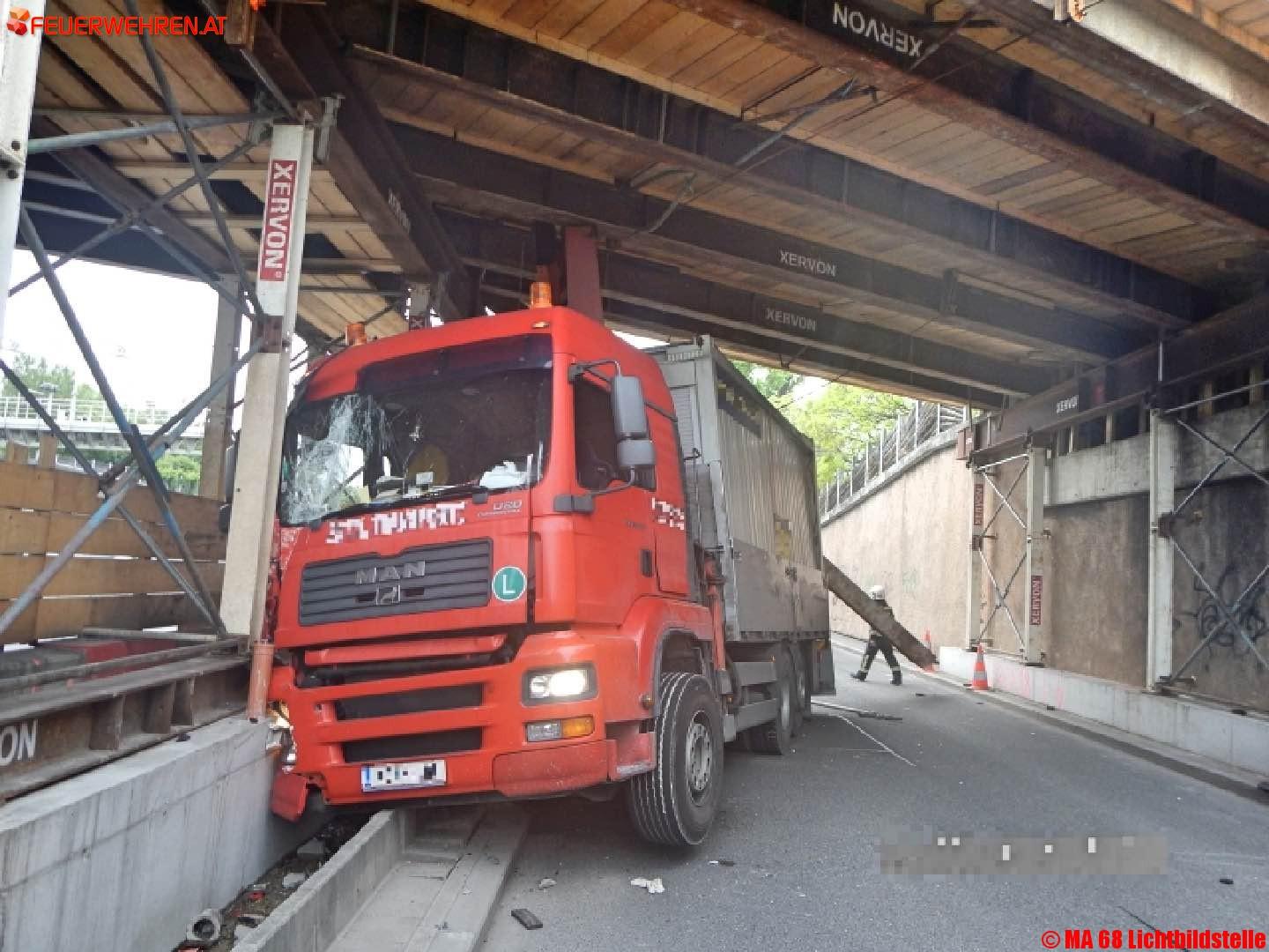 BF Wien: Lkw rammt Fußgängerbrücke mit nicht eingefahrenem Ladekran