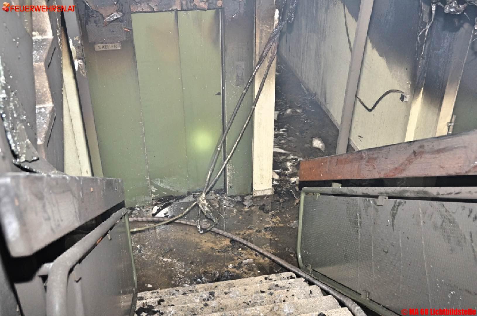 BF Wien: Kellerbrand schneidet Bewohnern Fluchtweg ab