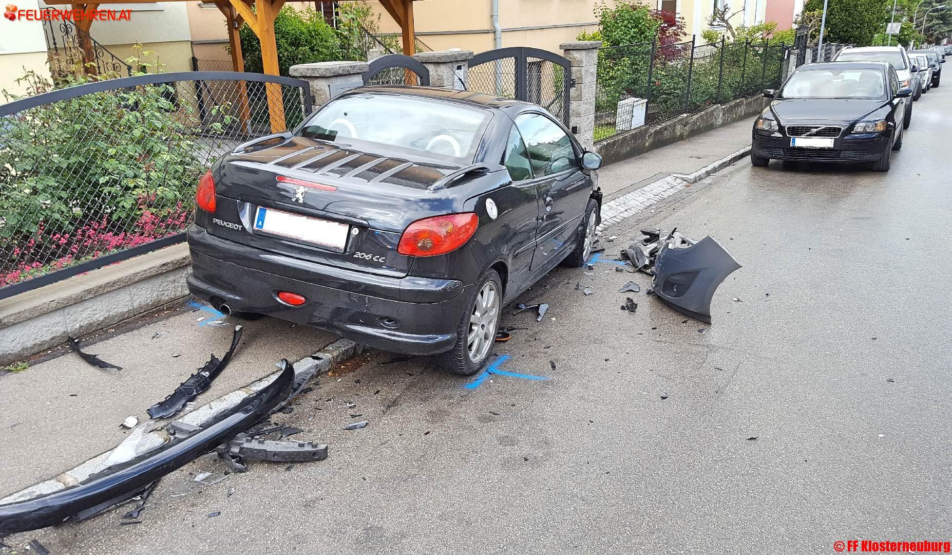 FF Klosterneuburg: Verkehrsunfall Pkw gegen Zaun