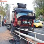 BF Wien: Lkw kracht gegen Gehsteigbegrenzung