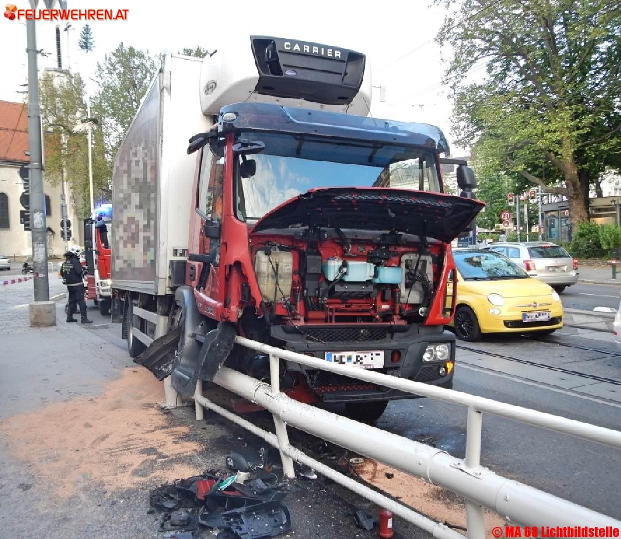 BF Wien: Lkw kracht gegen Gehsteigbegrenzung