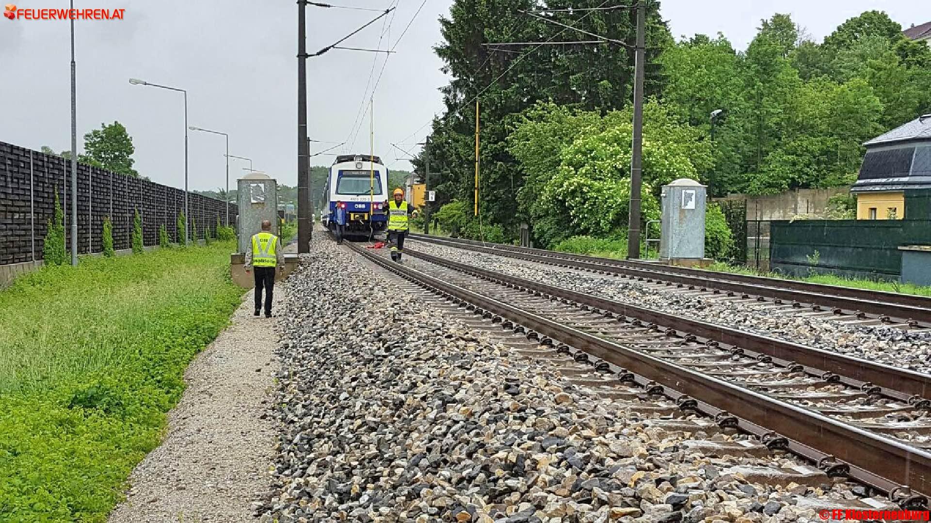 FF Klosterneuburg: Baum auf Oberleitung – Zugevakuierung