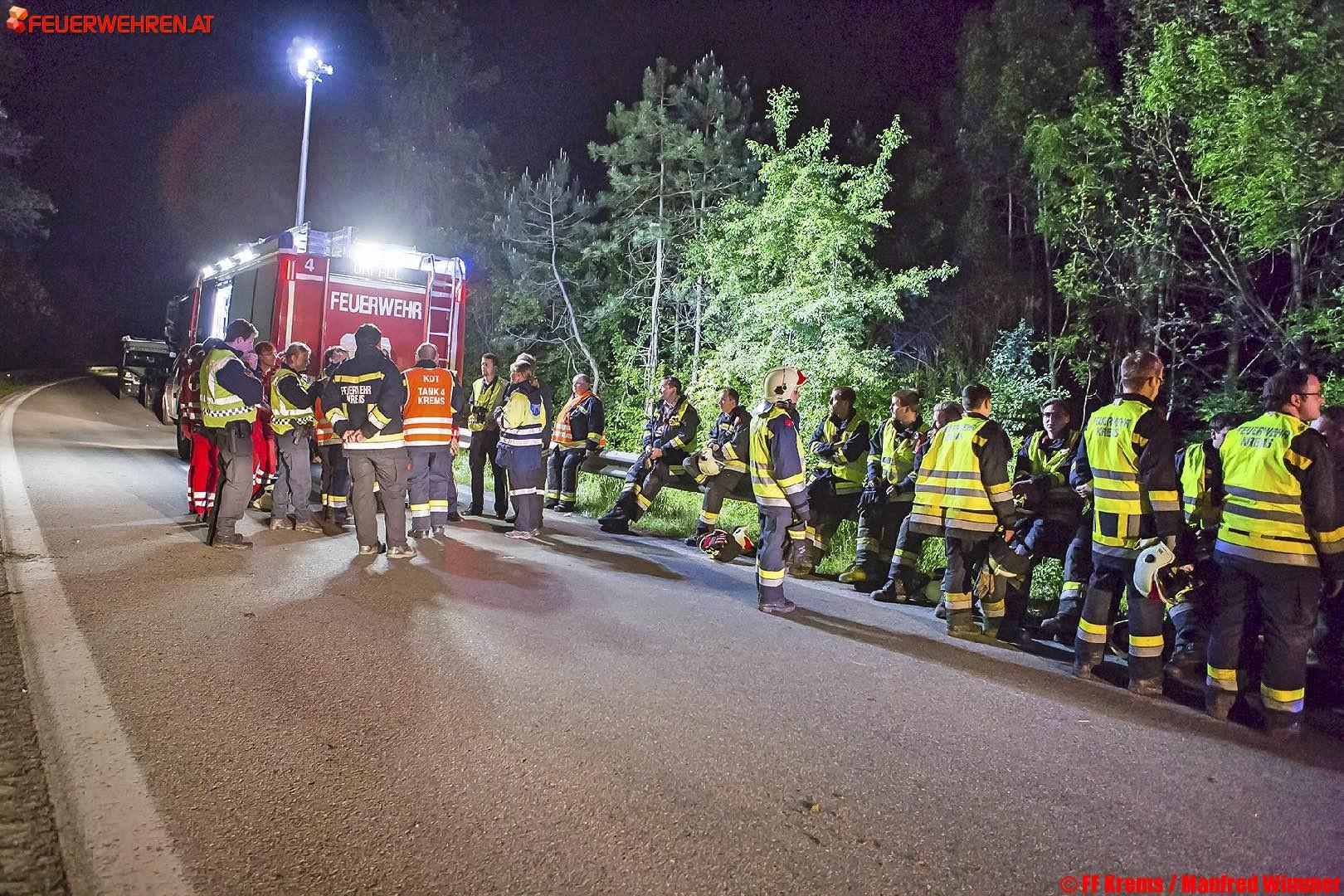 FF Krems: Lenker nach Fahrzeugüberschlag vermisst