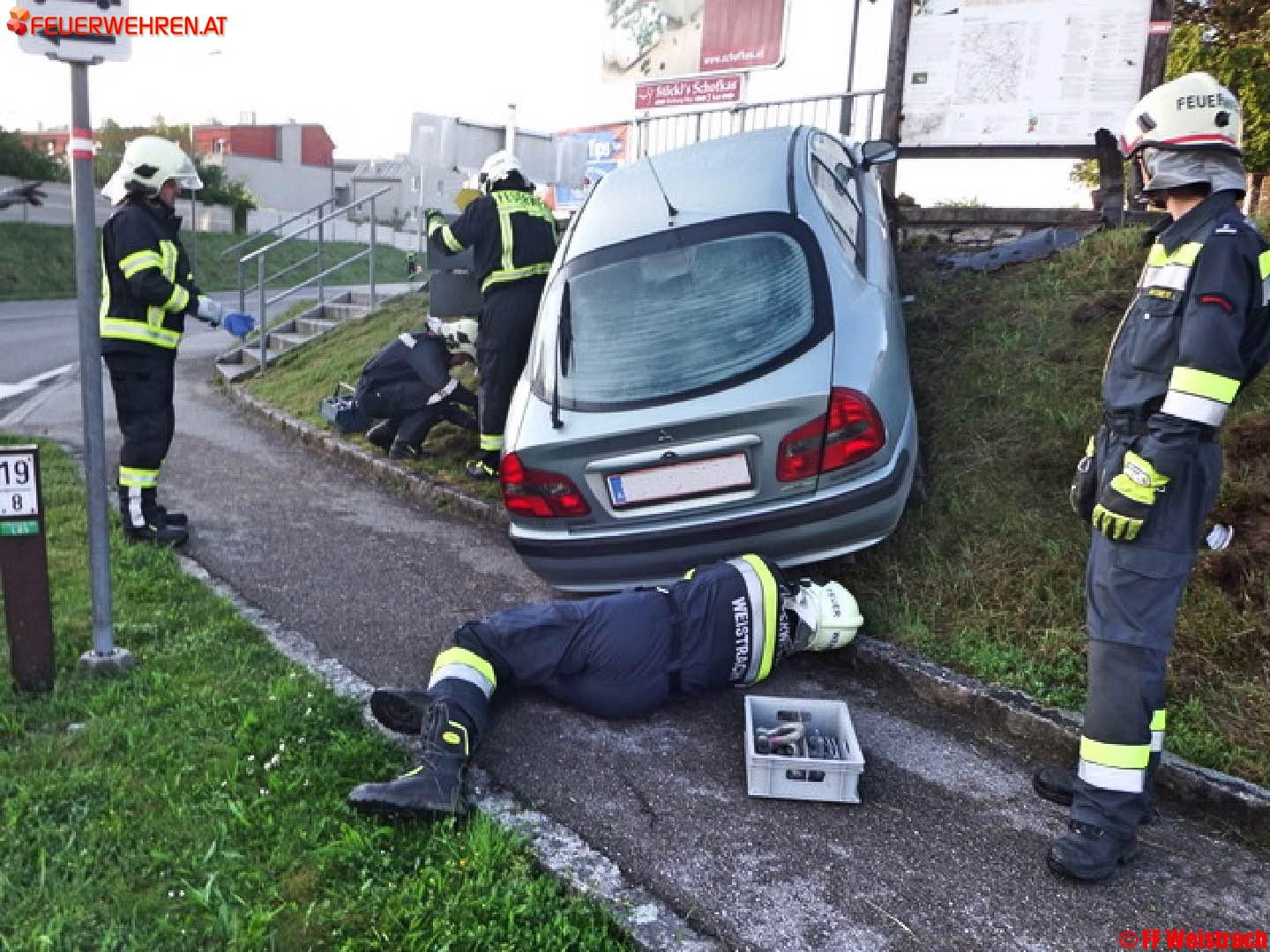 FF Weistrach: PKW über Kreisverkehr und auf Böschung stecken geblieben