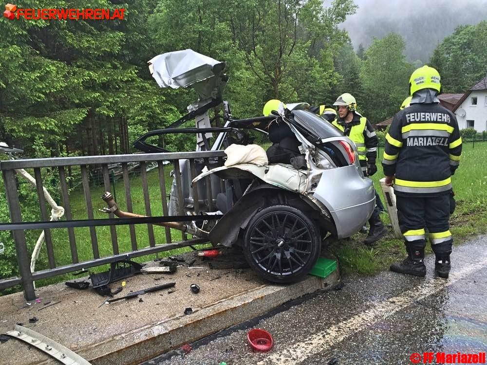 FF Mariazell: PKW an Brückengeländer zerrissen
