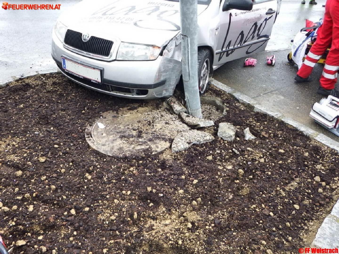 FF Weistrach: PKW gegen Kreisverkehrsbeleuchtung