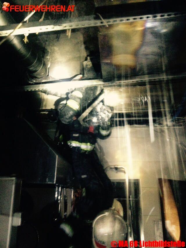 BF Wien: Umfangreiche Löscharbeiten bei Geschäftsbrand