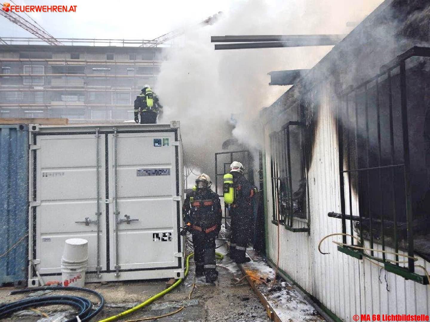 BF Wien: Brand einer Containeranlage auf einer Großbaustelle