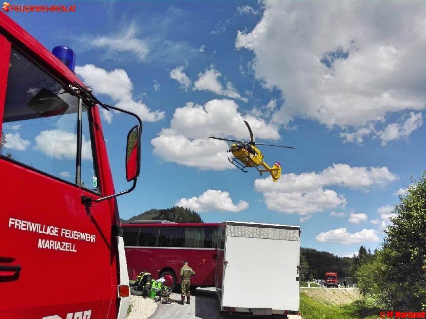FF Mariazell: Motorrad prallte gegen Bus