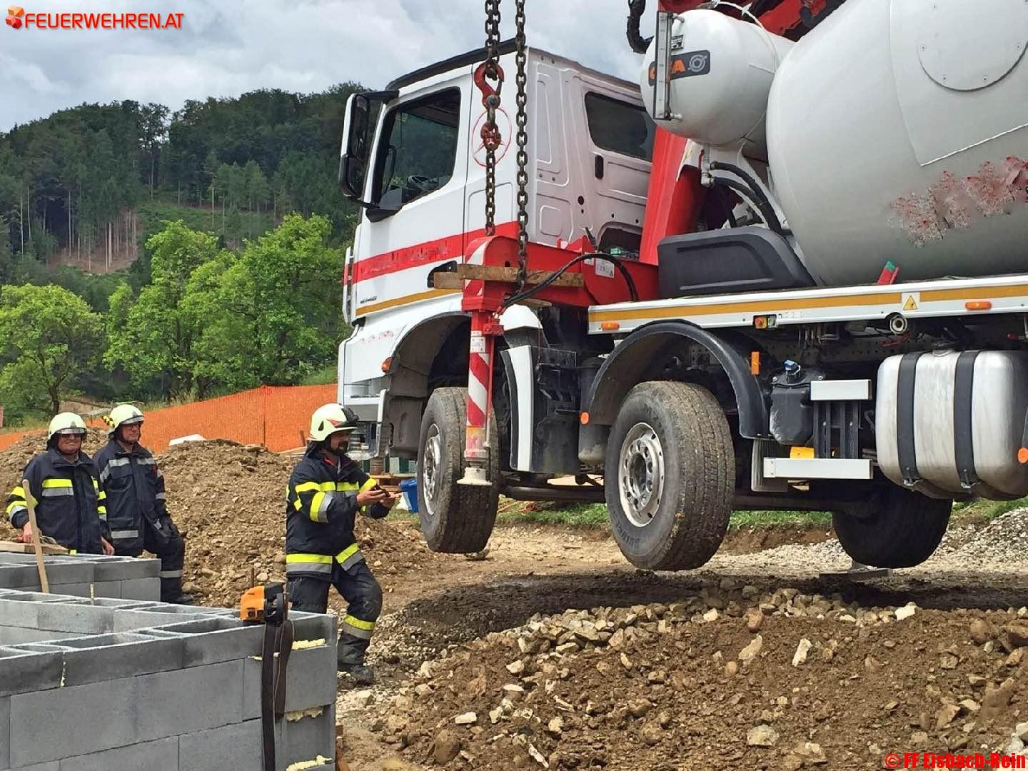 BFVGU: LKW-Bergung der FF Eisbach-Rein