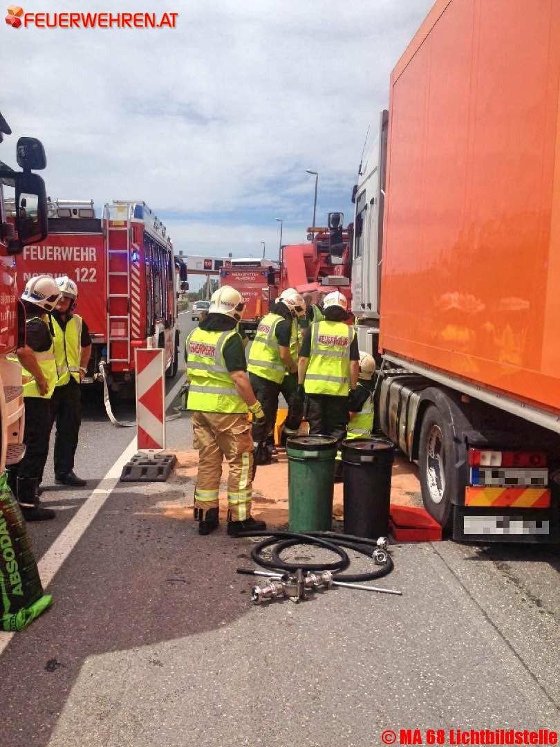 BF Wien: LKW und PKW kollidierten auf Autobahn