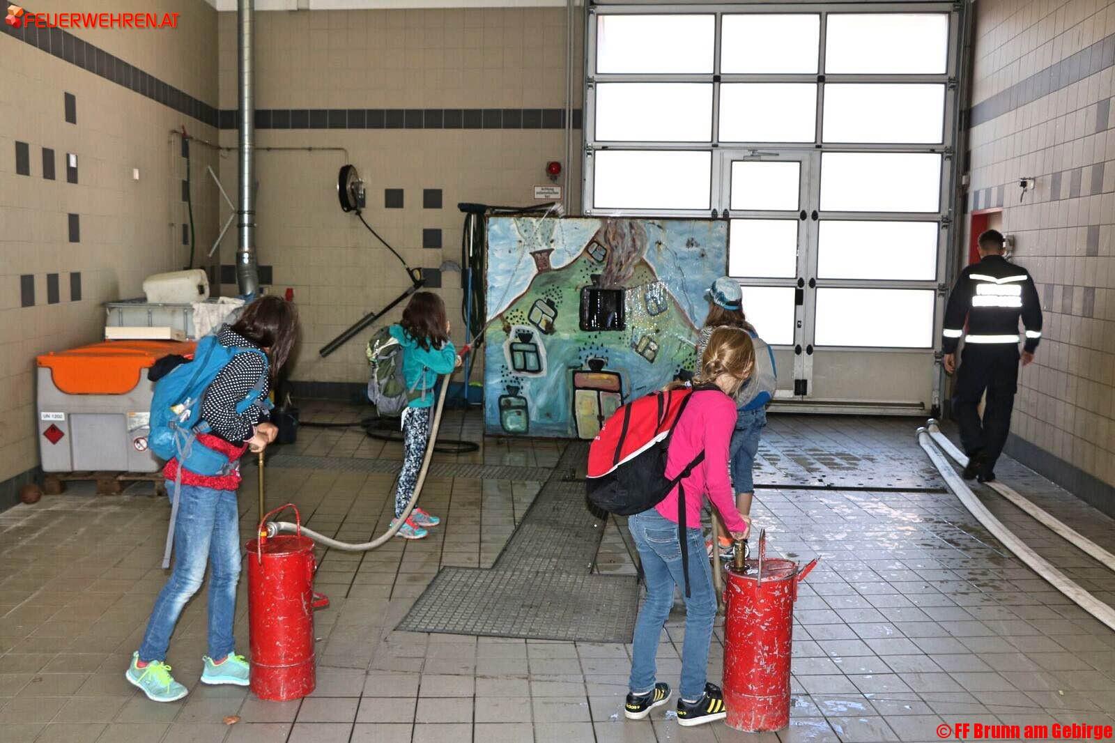 FF Brunn am Gebirge: Volksschule zu Besuch bei der FF