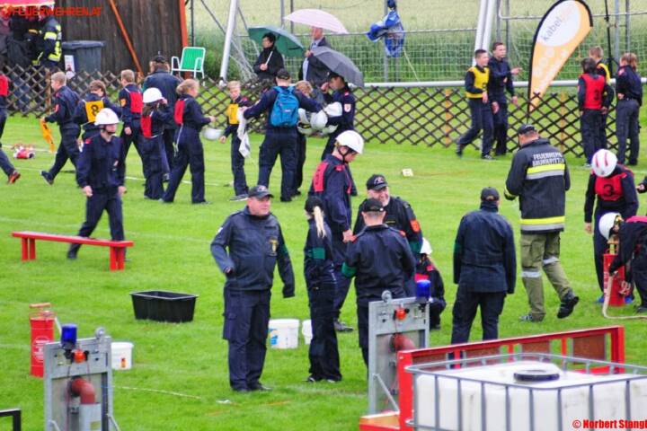 BFKDO Wiener Neustadt: „Nasse“ Bezirksbewerbe der Feuerwehrjugend in Hollenthon