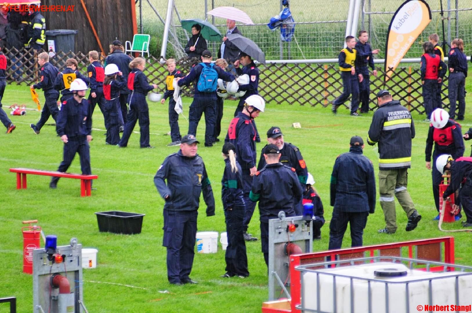 BFKDO Wiener Neustadt: „Nasse“ Bezirksbewerbe der Feuerwehrjugend in Hollenthon