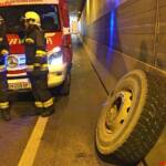 FF Klosterneuburg: Lkw-Reifen krachte in Gegenverkehr