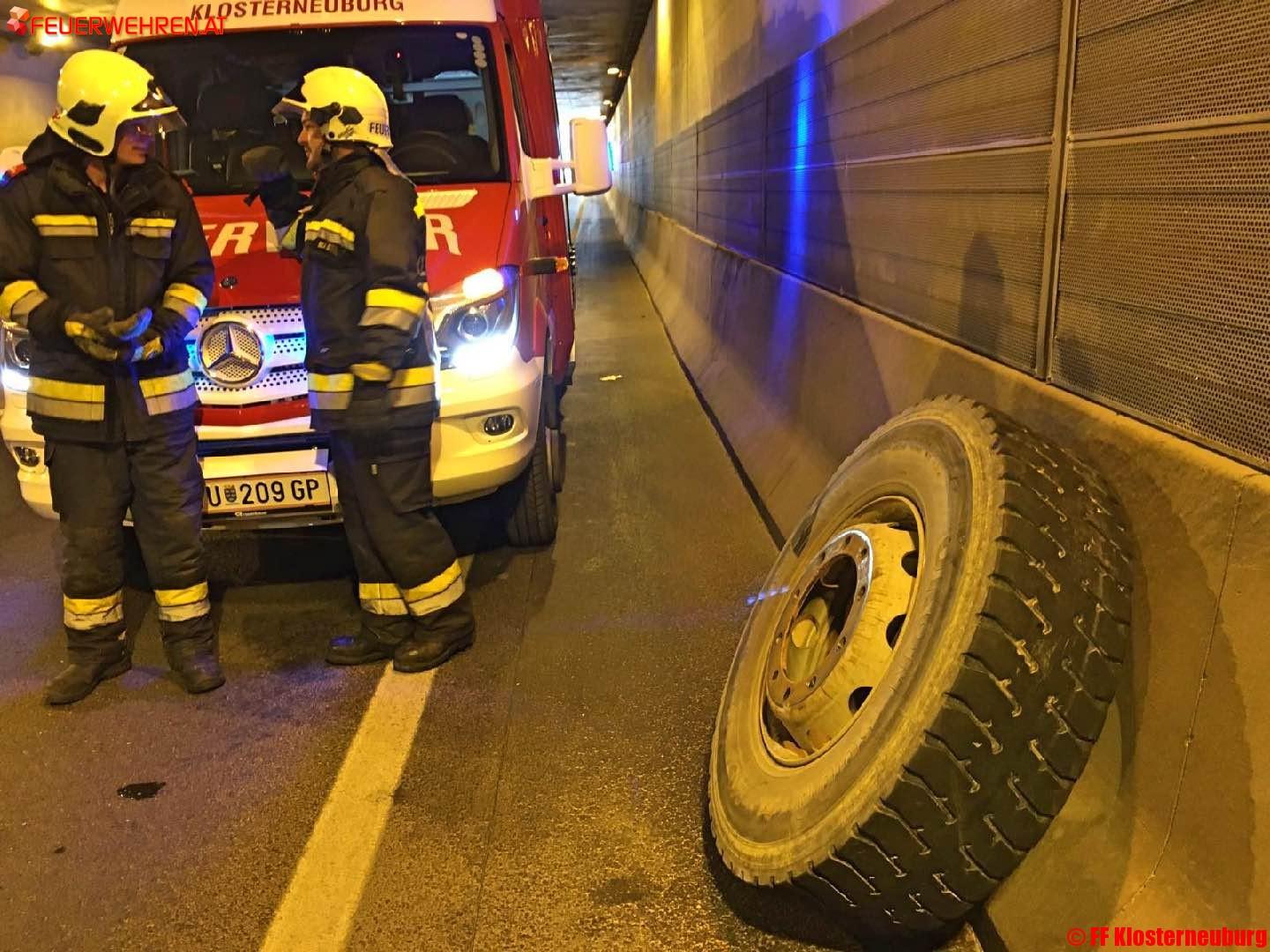 FF Klosterneuburg: Lkw-Reifen krachte in Gegenverkehr