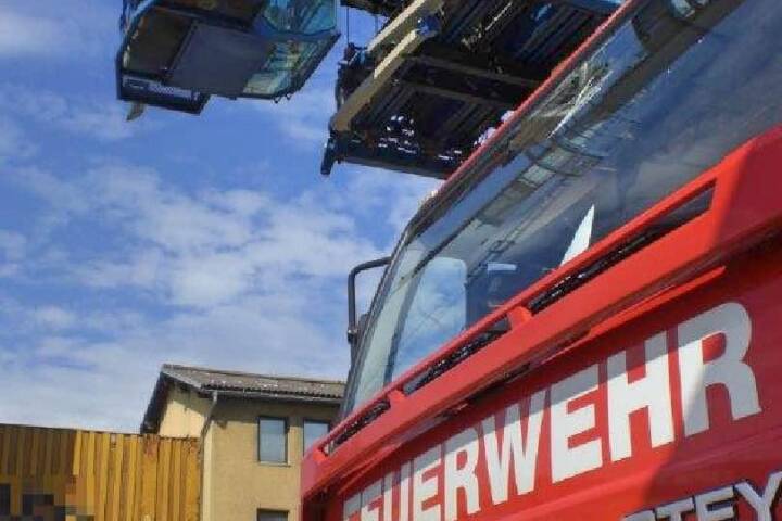 BF Wien: Kranführer kollabierte – Mann über Drehleiter gerettet