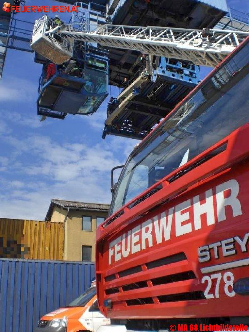 BF Wien: Kranführer kollabierte – Mann über Drehleiter gerettet