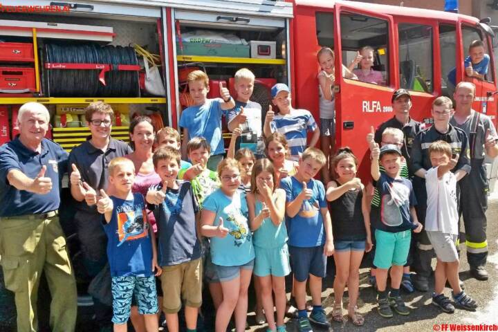 FF Weissenkirchen: Abenteuer Feuerwehr – Kindergarten und Volksschule zu Besuch