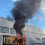 BF Wien: Brand eines Lkw droht auf Lagerhalle überzugreifen