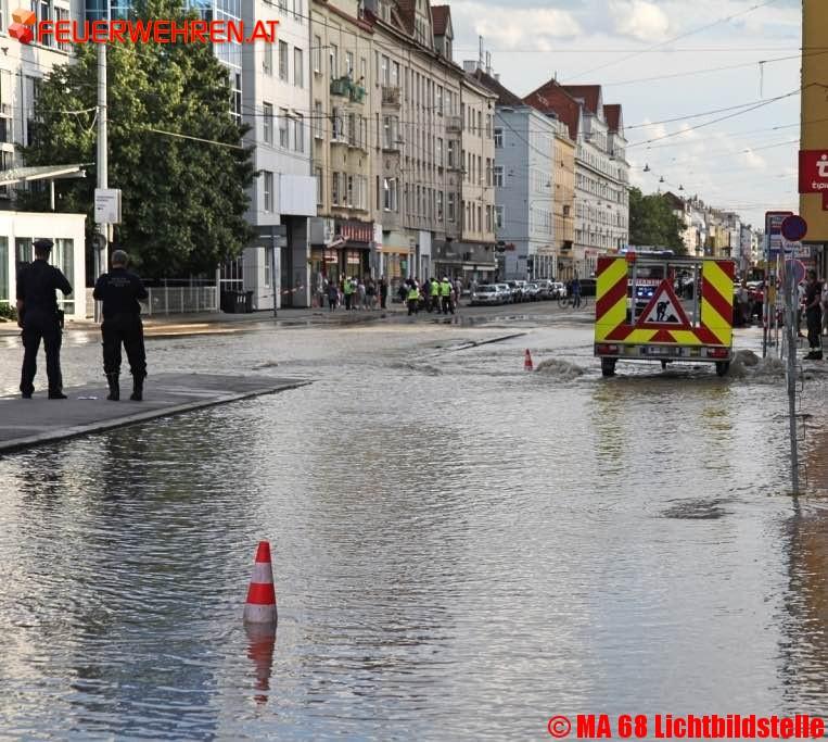 BF Wien: Totalsperre der Brünner Straße nach Wasserrohrbruch