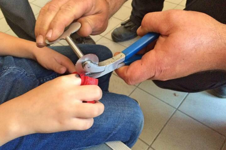 FF Krems: Finger aus Flaschenverschluss befreit