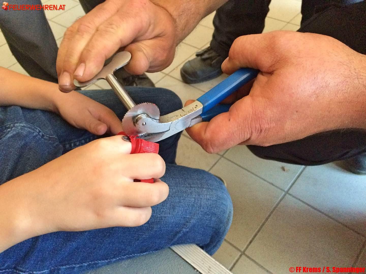 FF Krems: Finger aus Flaschenverschluss befreit