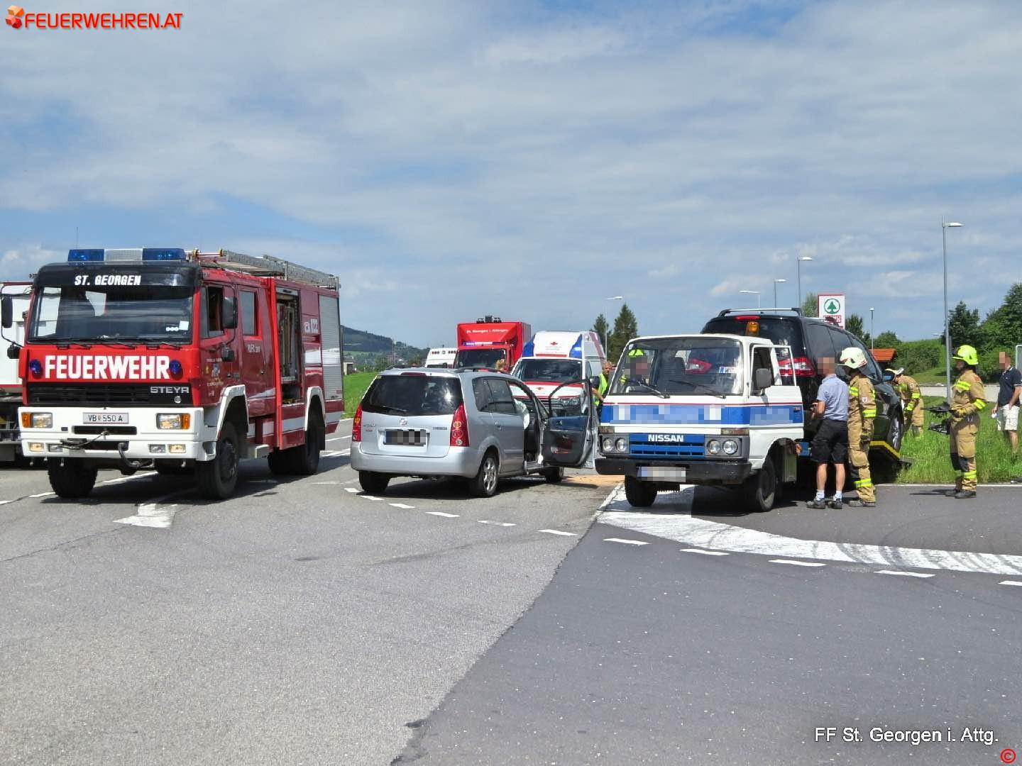 FF St. Georgen i.A.: Aufräumarbeiten nach Verkehrsunfall