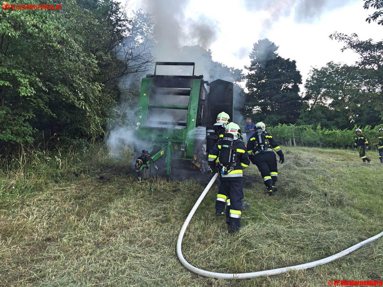 FF Klosterneuburg: Rundballenpresse in Vollbrand