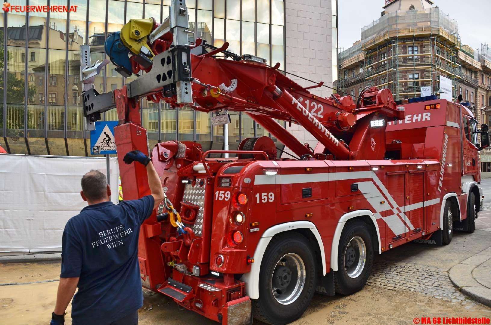 BF Wien: Wasserrohrbruch Auerspergstraße/ Josefstädter Straße
