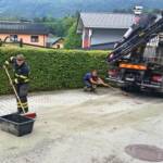 FF Bad Ischl: Ast droht auf Straße zu stürzen und Ölspur