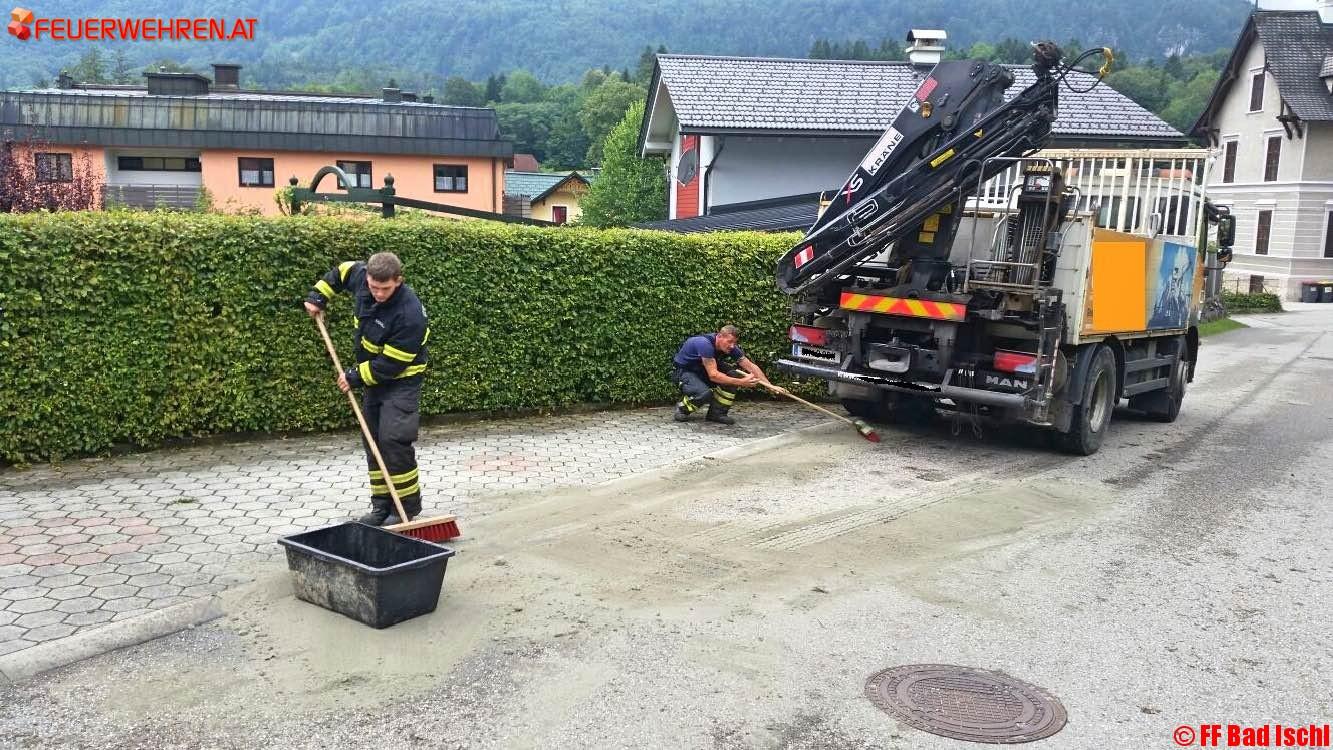 FF Bad Ischl: Ast droht auf Straße zu stürzen und Ölspur