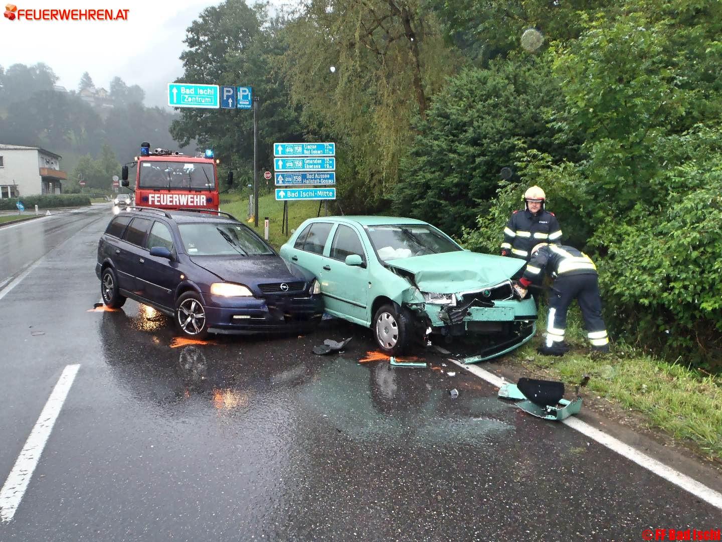 FF Bad Ischl: Aufräumarbeiten nach Verkehrsunfall auf der B158