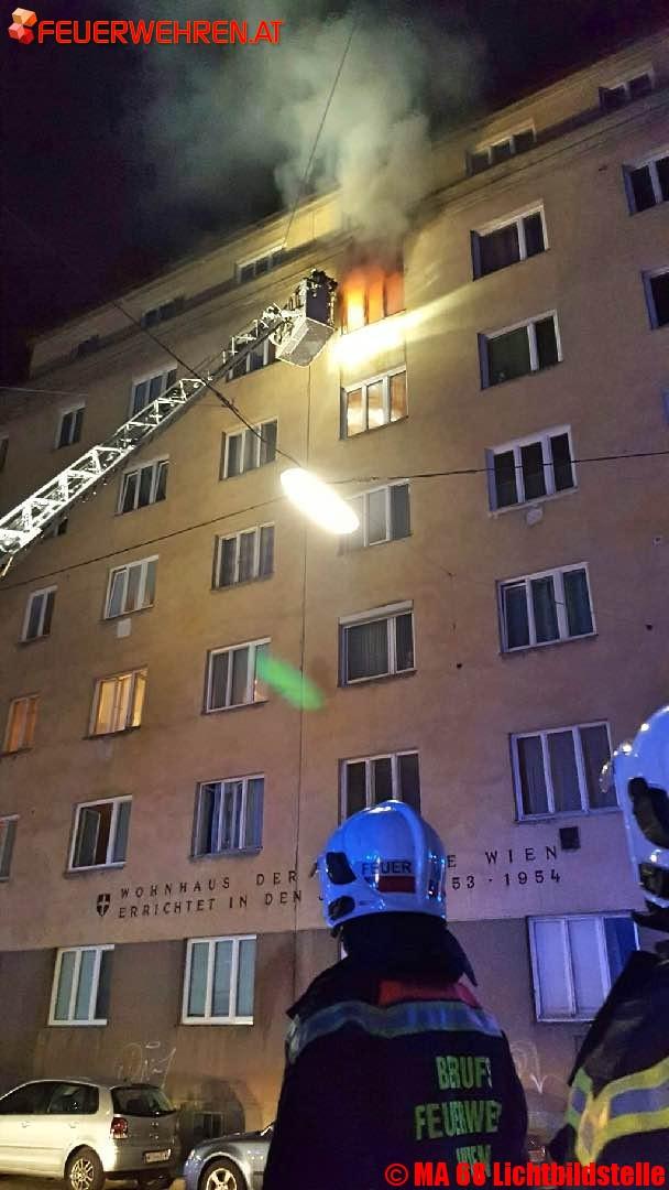 BF Wien: Eine Person verstirbt bei Zimmerbrand