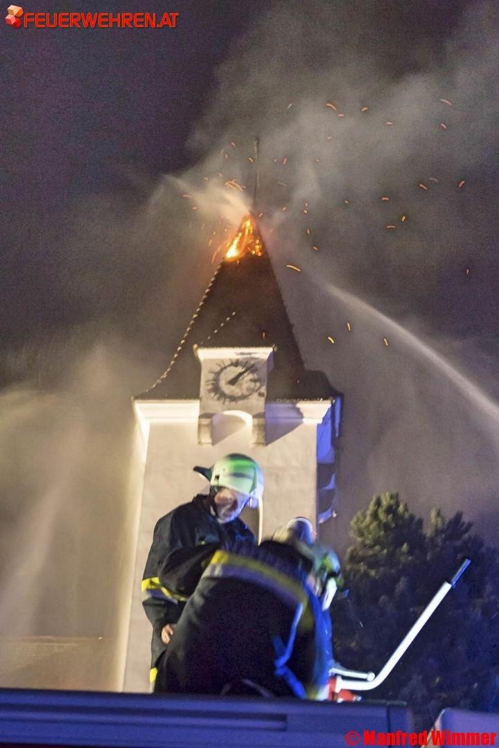 BFK Krems: Extremes Unwetter – Kirchturmbrand in Dross