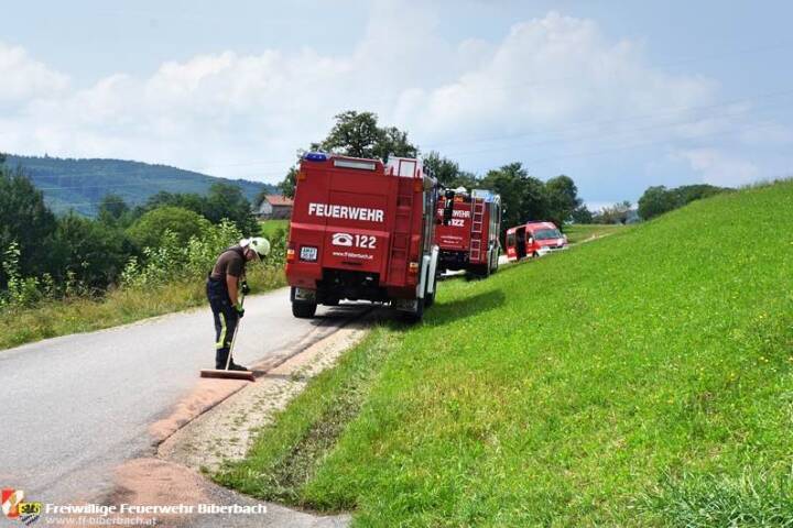 FF Biberbach: Beseitigen einer Ölspur am Friesenberg