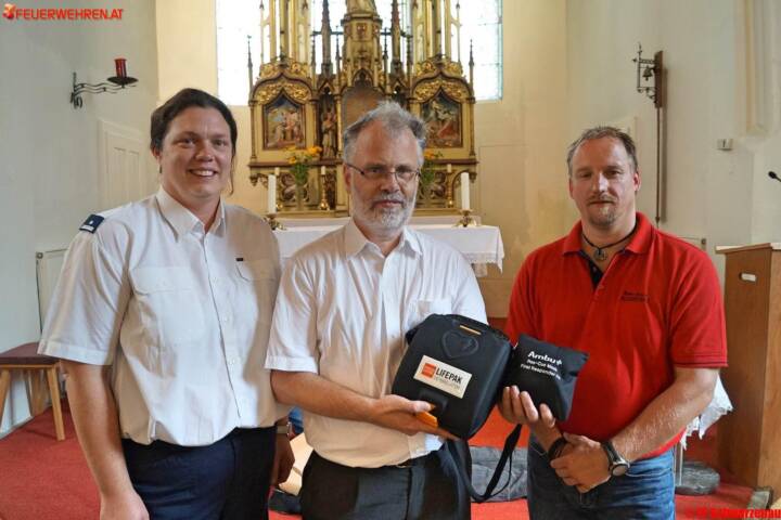 FF Schwarzenau: Defibrillator wurde gesegnet