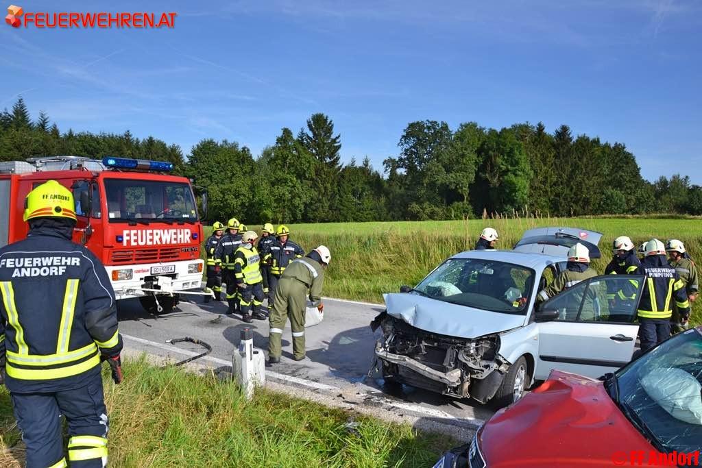 FF Andorf: Schwerer Verkehrsunfall in Andorf mit zwei Verletzten