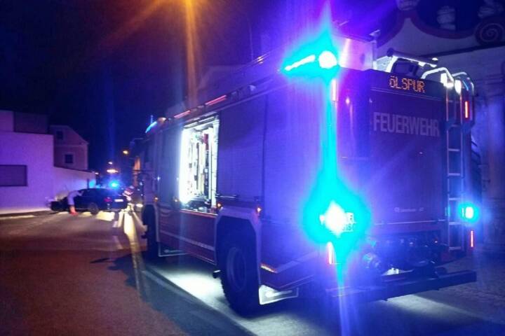 FF Mautern: PKW kracht in Hausmauer