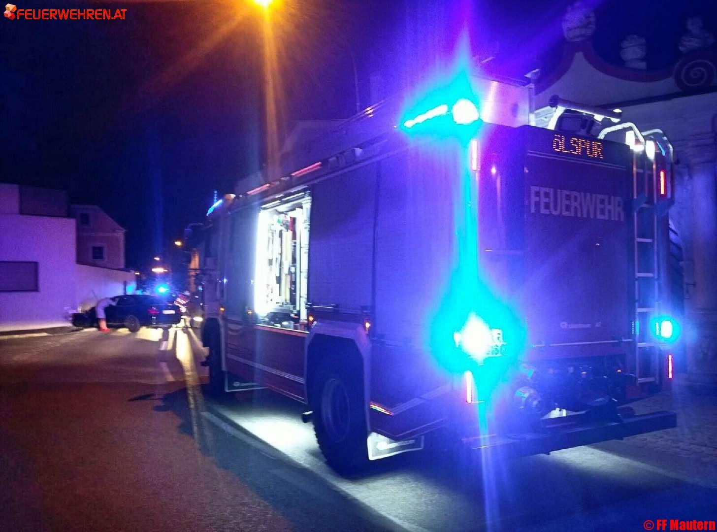 FF Mautern: PKW kracht in Hausmauer