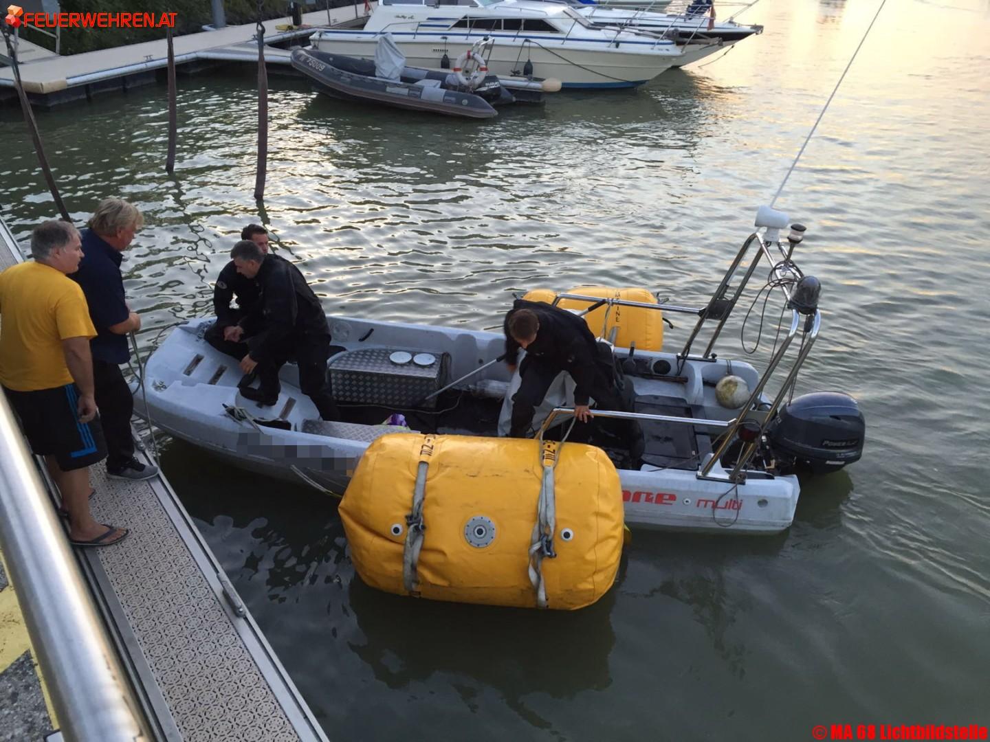 BF Wien: Bergen eines Bootes in der Marina Wien