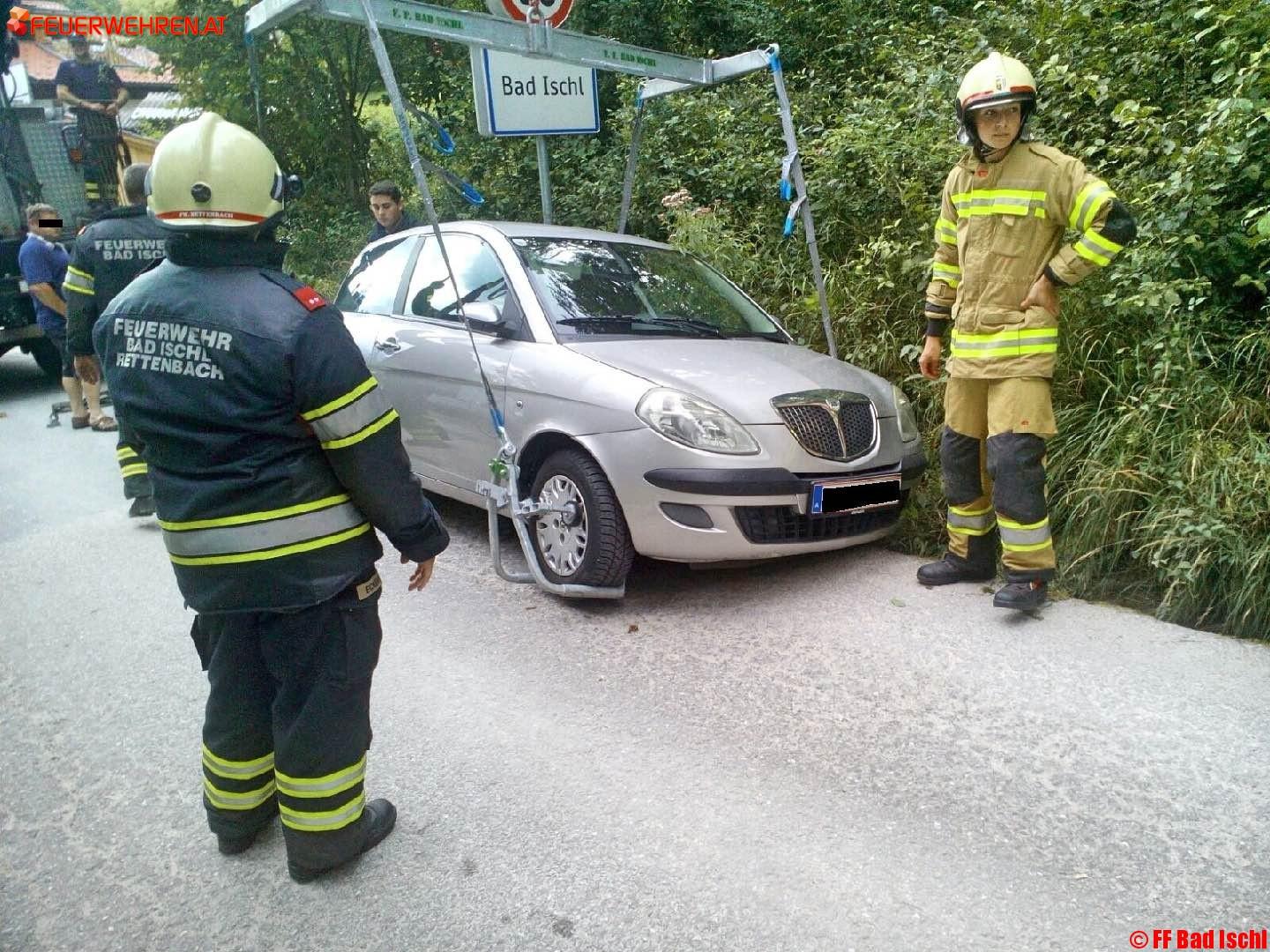 FF Bad Ischl: Fahrzeugbergung in Rettenbach